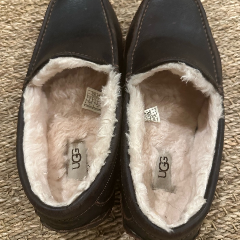 UGG men’s Shearling slippers size 9